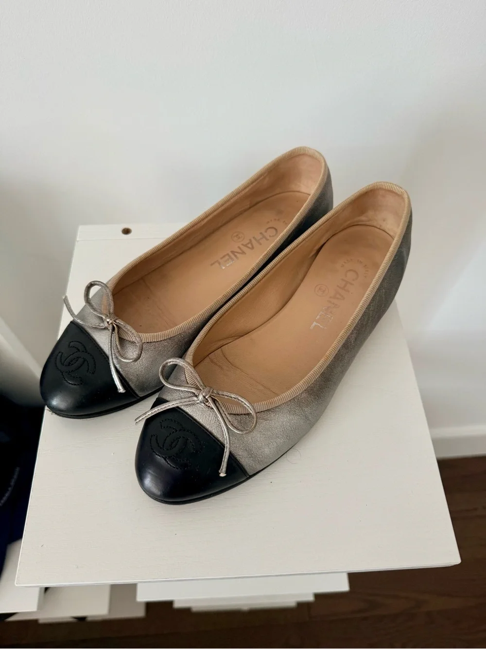 CHANEL Metallic Silver Leather Ballet Flats size 5.5/6 (orig $1250)